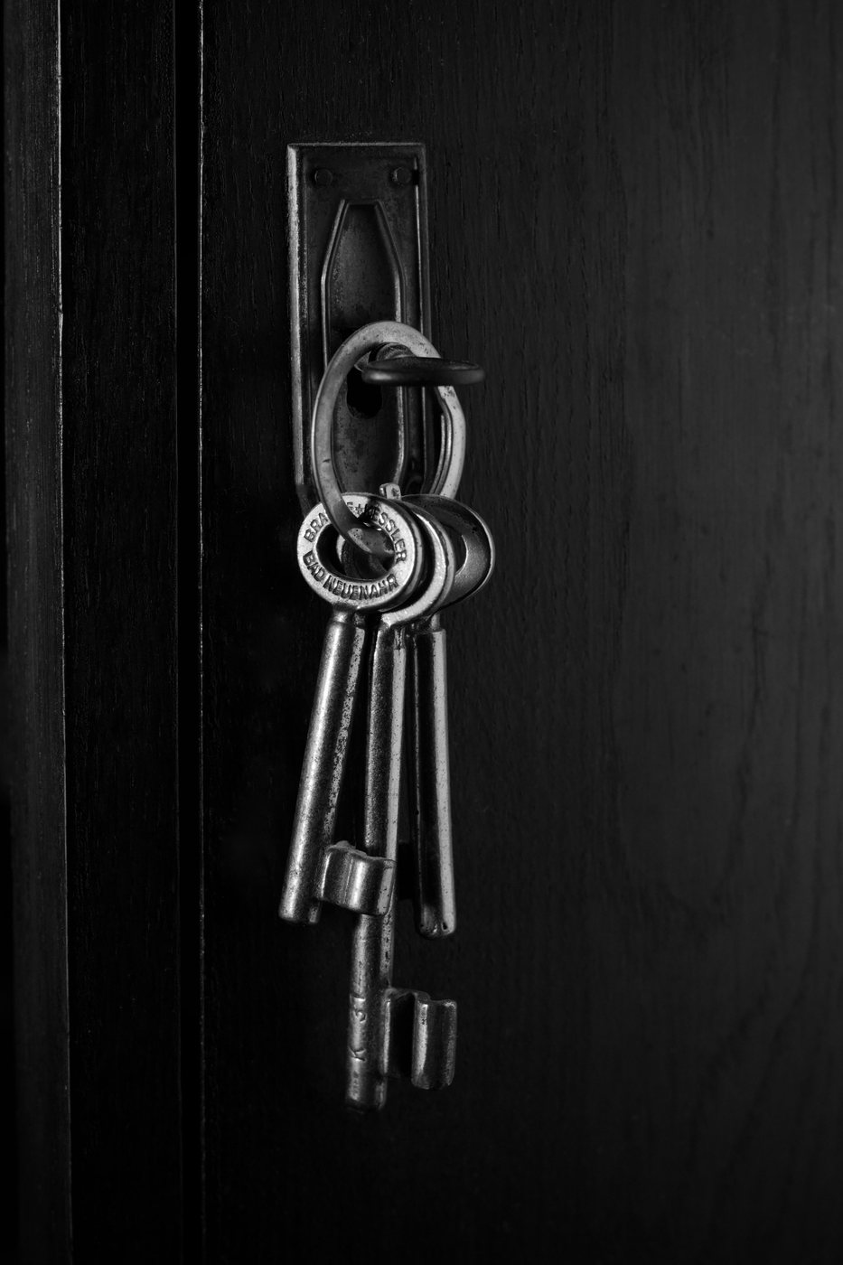 Trousseau de clés sur une porte — serrurier Feyzin